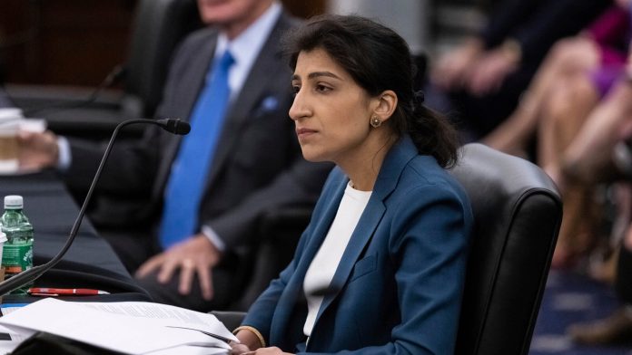 Através do seu perfil oficial no X, Lina Khan, ex-presidente do FTC, criticou o aumento de preço do Xbox Game Pass.