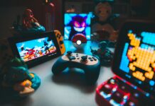 Como a regulação das apostas impacta a cultura gamer e eSports Mesa gamer com iluminação azul e vermelha reunindo um controle sem fio, console Nintendo Switch, miniaturas colecionáveis de Pokémon e uma Pokébola ao centro.